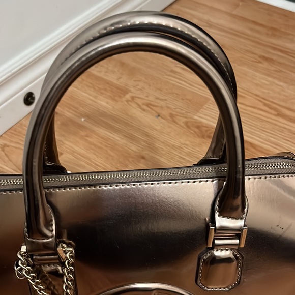 Fabulous Metallic Guess Tote Bag - Picture 3 of 11